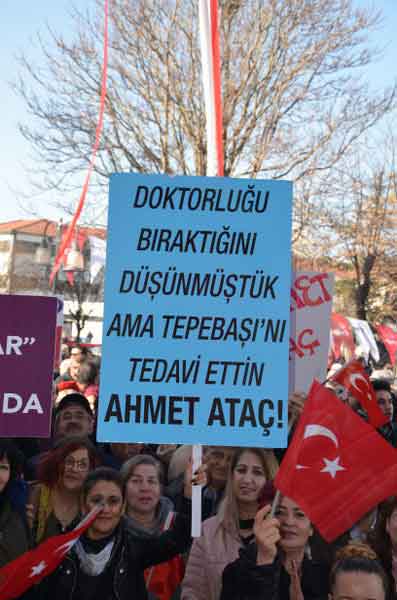 Tepebaşı Belediye Başkanı Ahmet Ataç’ın seçim iletişim merkezi açılış töreninde vatandaşların pankartları dikkat çekti.