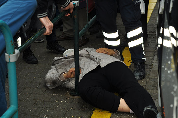 Eskişehir’de, girilmesi yasak olan yoldan karşıya geçmeye çalışan 45 yaşlarında bir kadın tramvay çarpması sonucu yaralandı. 