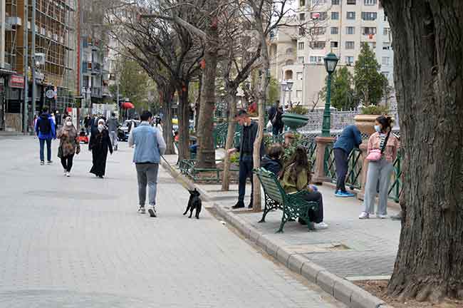 Yurt geneli ile birlikte Eskişehir’de de uygulanan sokağa çıkma kısıtlamasında bazı vatandaşlar kısıtlamaya uymadıkları gözlemlendi.