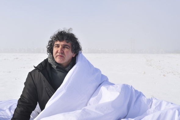 Prof. Mehmet Kavukcu, yersiz-yurtsuz deyiminin bir açılımı olan, düz ve boş bir arazide, şiddetli soğuk ve fırtına eşliğinde yatak, yorgan, yastık gibi objelerin kullandığı bir çalışma gerçekleştirdi.