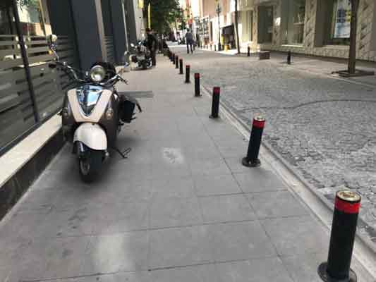 Eskişehir’in merkezinde bulunan ve vatandaşlar tarafından yoğunlukla kullanılan kaldırımlarda yer alan motosikletler dikkat çekti.