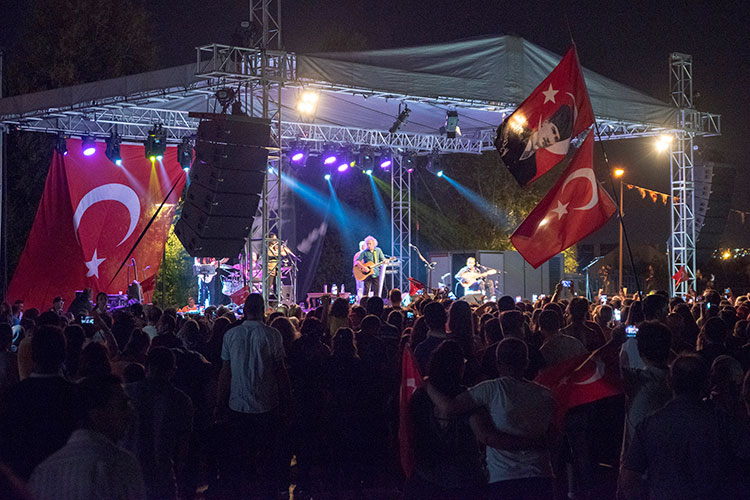 Yeni Türkü, 30 Ağustos Zafer Bayramı'nda Eskişehirli müzikseverlerle buluştu. 