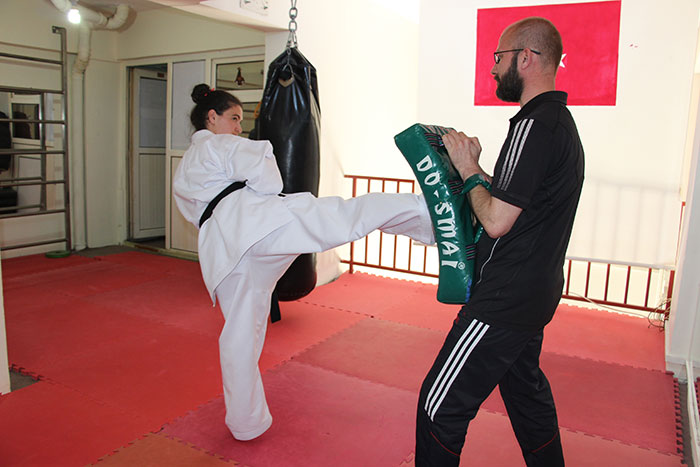 Eskişehir’de, 3,5 yıl önce kyokushin karate sporuna başlayan ve bu branşta 3 yıldır Türkiye şampiyonu olan milli sporcu Cennet Çankal, sponsor bulamadığı için mayıs ayında gerçekleştirilecek olan 32’inci Avrupa Kyokushin Karate Şampiyonası’na kısıtlı imkanlar ile hazırlanıyor. 