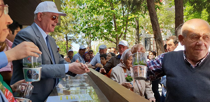 Odunpazarı Belediye Başkanı Kazım Kurt herkesi açılışa ve Kıraç konserine davet etti.