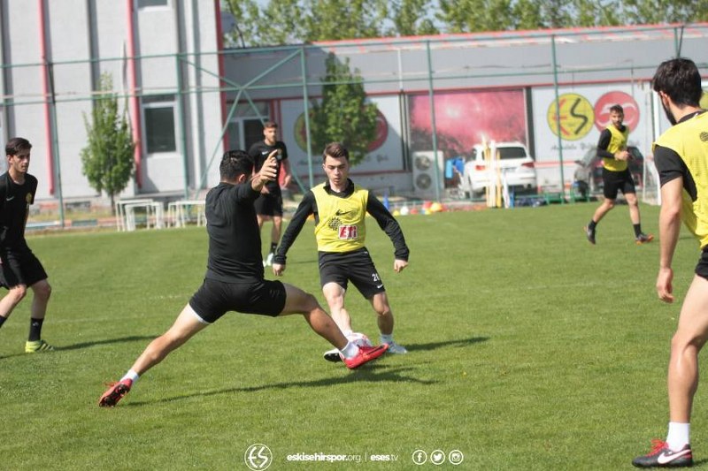 Eskişehirsporumuz, Spor Toto 1.Lig’in 32.haftasında deplasmanda karşılaşacağımız, Gaziantepspor maçı hazırlıklarına, bugün Vali Hanefi Demirkol tesislerimizde gerçekleşen antrenman ile devam etti.