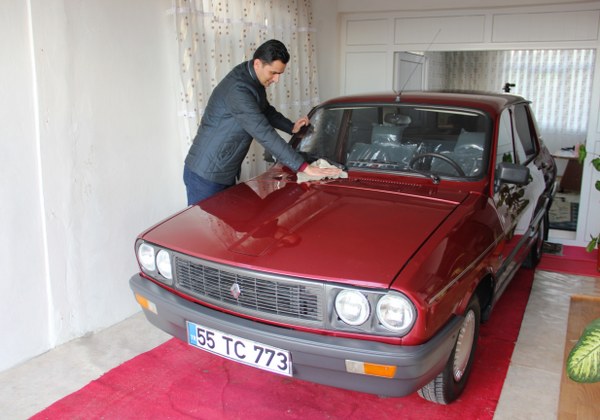 Samsun’un Alaçam ilçesinde bir kamu kurumunda memur olarak çalışan 34 yaşındaki Turgay Baş, dört yıl önce Konya’dan aldığı 1999 model Toros model otomobilini evinin bir odasında saklıyor.