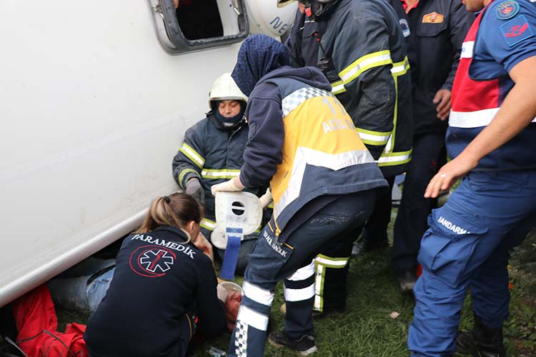 Kütahya'da yolcu otobüsünün devrilmesi sonucu ilk belirlemelere göre 1 kişi öldü, 16 kişi yaralandı.