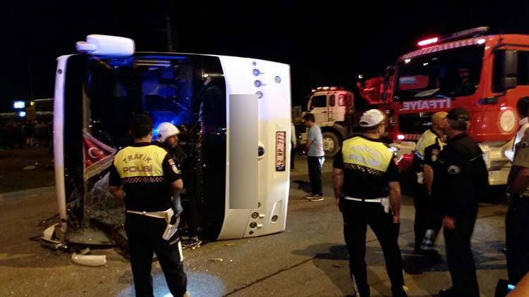 Kütahya'da yolcu otobüsü ile tırın çarpışması sonucu bir kişi hayatını kaybetti, 3'ü çocuk 13 kişi yaralandı.