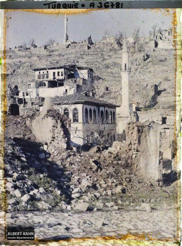 Bilecik'in Kurtuluş Savaşıyla Yunan işgalinden kurtulmasının akabinde Fransız banker Albert Kahn'in Türkiye'ye gönderdiği fotoğrafçı Frederic Gadmer tarafından 1922 yılında çekilen resimleri Albert Kahn Koleksiyonları sitesinde yayınladı. 