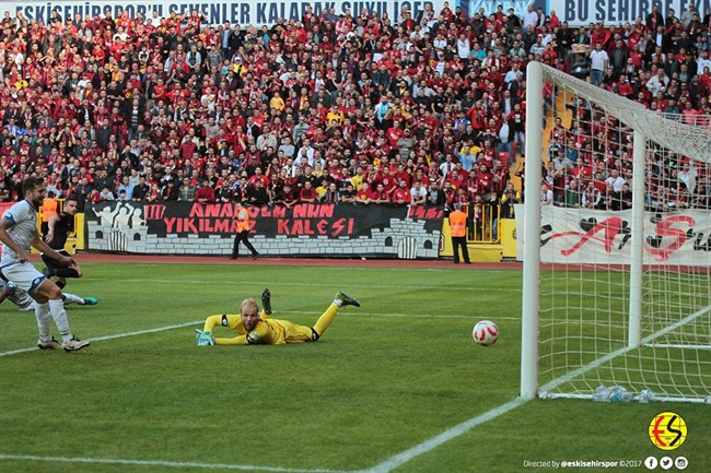 Eskişehirspor, Erzurumspor'u 3-1'lik sonuçla mağlup ederek 3 puanı hanesine yazdırdı. İşte güzel zaferin Eskişehirspor'un resmi sitesine yansıyan fotoğraflarından sizler için seçtiklerimiz...
