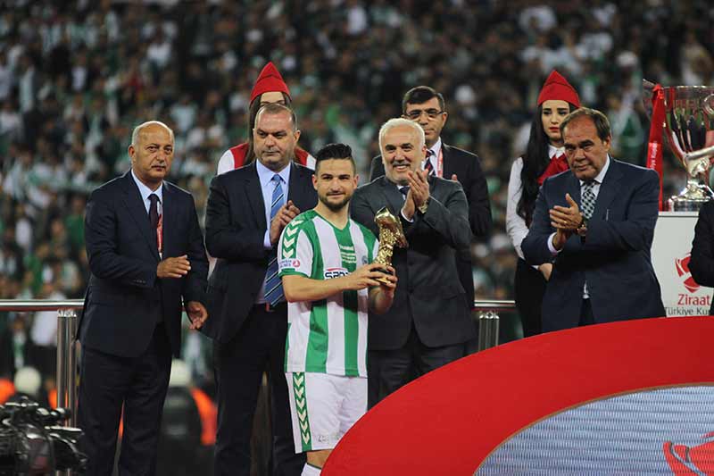 Ziraat Türkiye Kupası finalinde Medipol Başakşehir’i penaltı atışları sonrasında 4-1 mağlup eden Atiker Konyaspor, düzenlenen törenle kupasını aldı. 