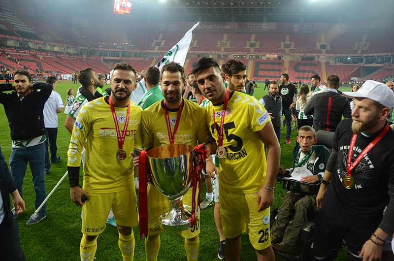 Ziraat Türkiye Kupası finalinde Medipol Başakşehir’i penaltı atışları sonrasında 4-1 mağlup eden Atiker Konyaspor, düzenlenen törenle kupasını aldı. 