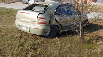 Aydınlatma Direğine Çarpan Otomobilin Sürücüsü Kazayı Yaralı Atlattı
