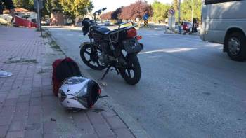 Bilecik’Te Motosiklet Yayaya, Motosiklete De Otomobil Çarptı: 2 Yaralı
