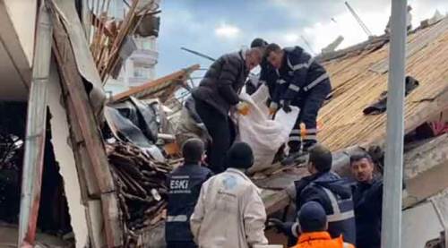 Eskişehir Büyükşehir ekibi 5 kişiyi enkazdan sağ çıkardı