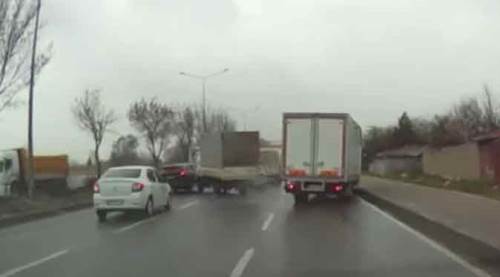 Eskişehir'de 4 aracın karıştığı kaza kamerada...