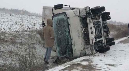 Eskişehir'de buzlu yol kaza getirdi, kamyonet devrildi!