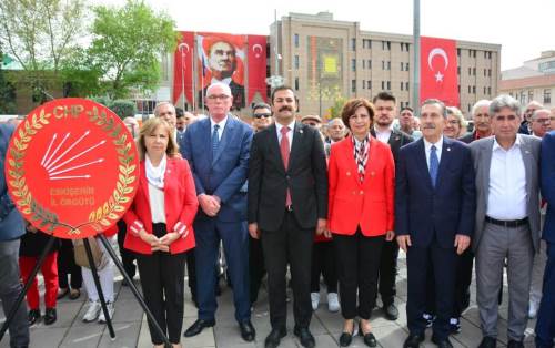 Eskişehir'de CHP Atatürk Anıtı’na çelenk bıraktı