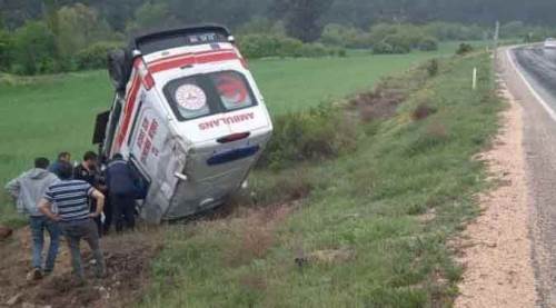 Eskişehir'de feci kaza: Ambulans şarampole yuvarlandı!