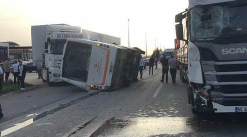 Eskişehir'de halk otobüsü tıra çarptı: Yaralılar hastanede!