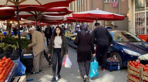 Eskişehir'de pazarın ortasında ilginç görüntü!