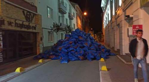 Eskişehir'de sokağın ortasına tonlarca kömür döktüler!
