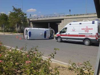 Hasta Almaya Giden Ambulans Kaza Yaptı, Sürücüsü Yaralandı
