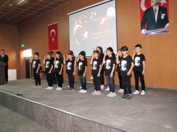 İlkokul Öğrencileri Çanakkale Türküsünü İşaret Diliyle Seslendirdi
