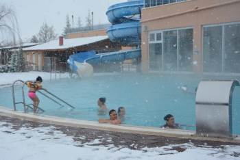 Kar Yağışı Altında Termal Havuz Keyfi
