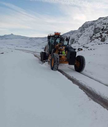 Kar Yağışının Etkili Olduğu Afyonkarahisar’Da Kapalı Köy Yolu Yok
