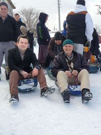 Kaymakam Raşit Kurt, Vatandaşlarla Kızağa Binerek Kayak Yaptı
