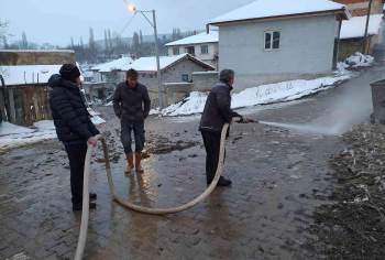 Köylüler Yollardaki Kar Ve Buzu Kaplıca Suyuyla Eritiyorlar
