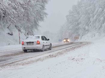 Yoğun Kar Yağışı, Kocayayla Geçidi’Nde Sürücülere Zor Anlar Yaşatıyor
