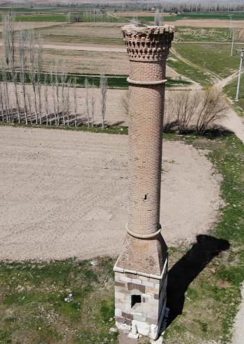 (Özel) 13. Yüzyıldan Bu Yana Kırık Da Olsa Ayakta Kalan Minarenin Öyküsü
