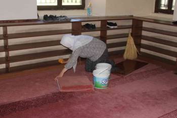 (Özel) Afyonkarahisarlı Gönüllü Kadınlar Her Hafta Bir Camiyi Gönüllü Temizliyor
