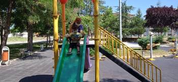 (Özel) Bir Annenin 3 Yaşındaki Oğlunu Parkta Oyun Oynatma Mücadelesi
