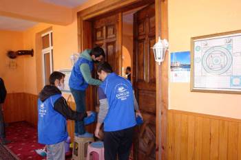 (Özel) Gönüllü Gençler Her Hafta Bir Cami Veya Okulu Dip Bucak Temizliyor
