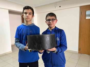 (Özel) Ortaokul Öğrencileri Akıllı Robot Süpürge Yaptı
