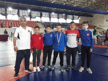 (Özel) Türkiye Güreş Şampiyonasında Türkiye 2.Cisi Olarak Şuhutluları Sevince Boğdu
