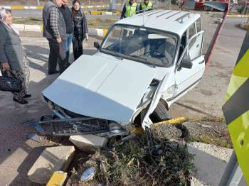 2 Otomobilin Çarpıştığı Kazada Şans Eseri Yaralanan Olmadı
