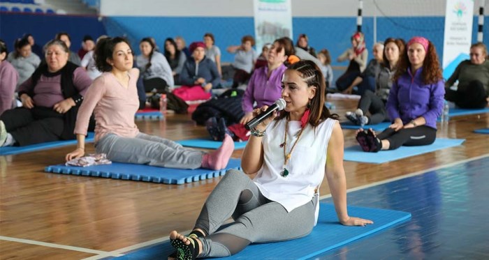 250 kadın hep birlikte yoga yaptı