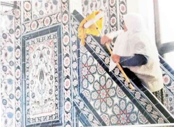 30 Ev Kadını Her Hafta Bir Camiyi Temizliyor
