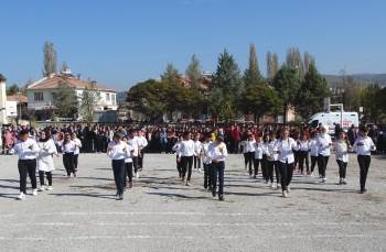 32 Öğrenciden ‘Genç Osman’ Türküsü Eşliğinde Gösteri
