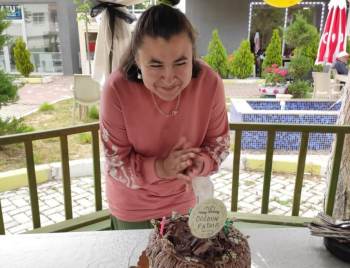 32 Yaşında Engelli Fatma Gül, İlk Defa Doğum Günü Kutladı

