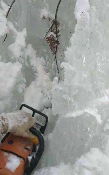 5 Metrelik Buz Kütlesini İşçiler Motorlu Testereyle Kesti
