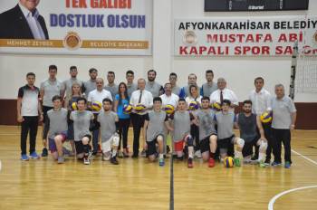 Afyon Belediye Yüntaş Spor Voleybol Takımı Yöneticileri Yeni Hedeflerini Anlattı
