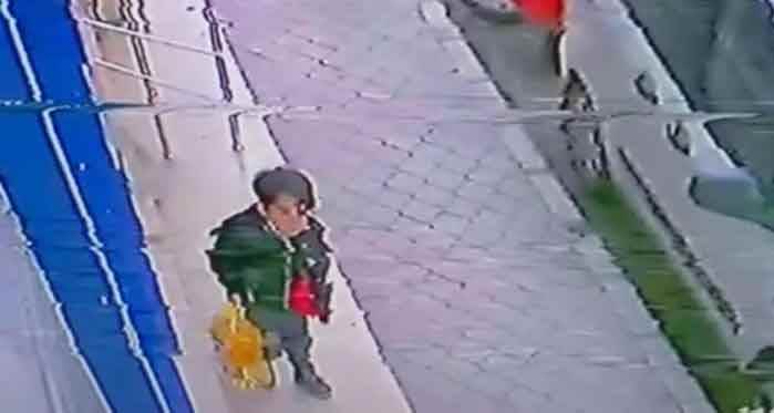 Afyon'da bir garip hırsızlık: Küçük çocuk gözünü bile kırpmadan...