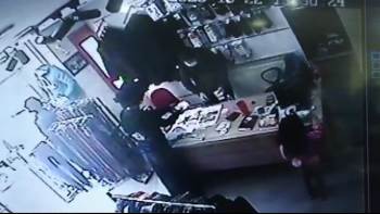 Afyon'da çocuklu hırsızlık kameraya yakalandı!