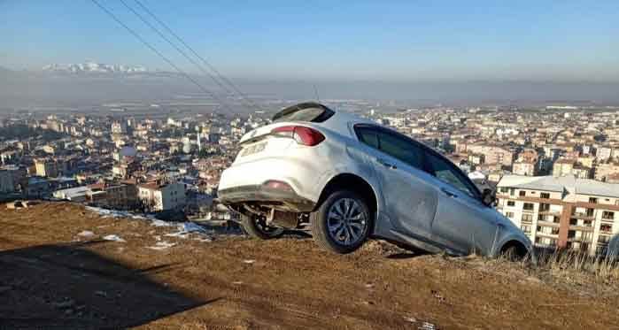 Afyon'da fizik kurallarını sorgulatan kaza! Otomobil asılı kaldı...