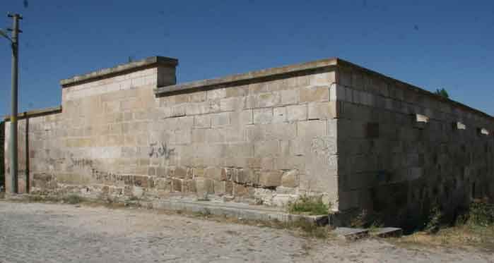 Afyon'da tarihi kervansarayda tadilat skandalı!